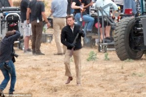 4E2A595200000578-5947409-Action_DiCaprio_wielded_a_rifle_during_his_action_scene_for_the_-a-4_1531422934764.jpg