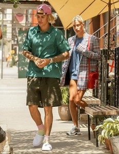 4E35BCBE00000578-5952355-Justin_Bieber_and_Hailey_Baldwin_went_for_lunch_in_New_York_toda-m-82_1531516481044.jpg