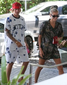 4E41BE9D00000578-5955163-Lovebirds_On_Saturday_Justin_Bieber_and_Hailey_Baldwin_were_spot-a-29_1531630919812.jpg