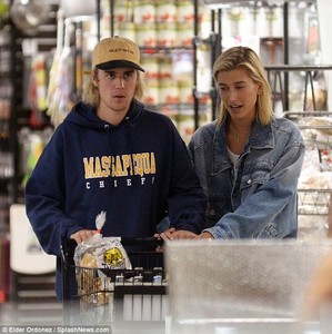 4EA9277100000578-0-Justin_Bieber_and_Hailey_Baldwin_do_some_grocery_shopping_togeth-m-9_1532829186006.jpg
