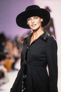 538719830_AnnaSui1996WomenRTW34.thumb.jpg.ff094bc247c384b65ecd0ae99f59e71d.jpg