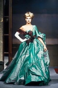 555365131_VivienneWestwood1996WomenRTW113.thumb.jpg.194a962e71aab154bd07df846a87dde5.jpg