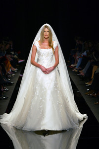 636670945_ElieSaab2002HauteCouture71.thumb.jpg.0d651e46c8d456d711a4021c0f380f1c.jpg
