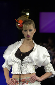 6672757_ChristianLacroix2001HauteCouture65.thumb.jpg.1d831d4f0a2ac1c14ef9258dca77e37b.jpg