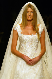 668398929_ElieSaab2002HauteCouture72.thumb.jpg.fcdfc138e0836fc2a76e2fe0cee7d829.jpg