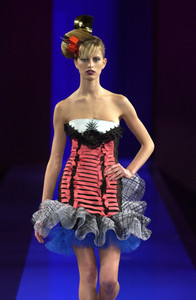 704958493_ChristianLacroix2001HauteCouture135.thumb.jpg.aac23e8f4e2a7405515881b9835cf739.jpg