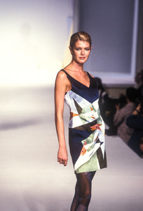 723690581_LauraBiagiotti1997WomenRTW57.thumb.jpg.7132d53a38572129bf4488ecfbd88d6e.jpg