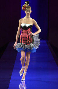 767517072_ChristianLacroix2001HauteCouture134.thumb.jpg.521438e6cce996fc9f4342c06bef51dd.jpg