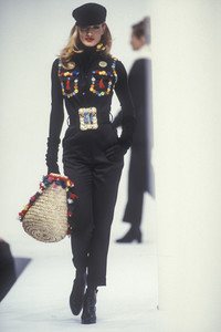 782885959_DolceGabbana1992WomenRTW36.thumb.jpg.a1b5520e09fc76c73e0c6027c4a59702.jpg