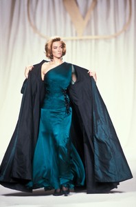 836188161_Valentino1990HauteCouture69.thumb.jpg.1a68aa9a084de150ab0013f9caf64778.jpg