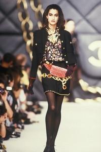 8404008_Chanel1990WomenRTW114.thumb.jpg.ad7509948d39019845c13848deccf46b.jpg