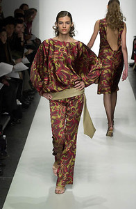 85844666_ChompolSerimontFW2001NYFW6.thumb.jpg.02a2597cceff0f049fbba2e69842a3cd.jpg