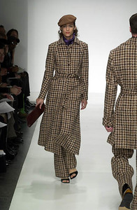 870749318_ChompolSerimontFW2001NYFW4.thumb.jpg.7d359a13fd237aab4ff7b7def19f2e4b.jpg