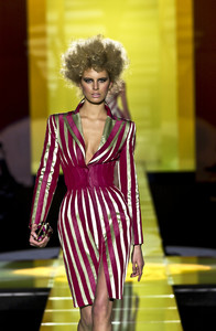 88076130_GianniVersace2001HauteCouture74.thumb.jpg.5e8742568646ccdf9ef5e2b221a36660.jpg