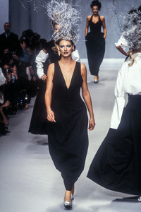 943620893_KarlLagerfeld1996WomenRTW52.thumb.jpg.f5a2785a17dfff89620900b0580aaa22.jpg