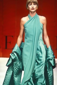 954896913_Valentino1993HauteCouture165.thumb.jpg.6c46986e05e9c1057ac2c3118f769dbf.jpg