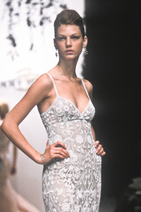 960450124_PierreBalmain1998HauteCouture46.thumb.jpg.7b87958b279ec9200ea23db69366539e.jpg