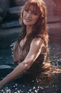 961292843_JaneSeymour_AaronFeaver_BecomingJane(7).thumb.jpg.7041372b73ccb3813e07e0a9f45df9dc.jpg