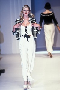 986546475_Valentino1995WomenRTW65.thumb.jpg.c7d245deb1b07eaaad9d1082ce9c3c46.jpg