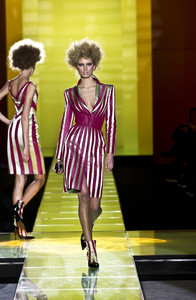 99372918_GianniVersace2001HauteCouture50.thumb.jpg.66a7a4e0c62876193ba4e4291ad54151.jpg