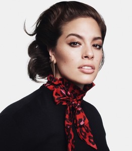 Ashley-Graham-Marina-Rinaldi-Fall-2018-Campaign01.thumb.jpg.f902c09d5ee34d4c37e7b052960f91d4.jpg