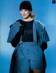 Barbieri_Blumarine_Spring_Summer_1985_10.thumb.png.9cbe3e31d0cac7a9ea140835edc48661.png