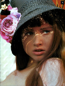 Barbieri_Vogue_Italia_March_1985_14.thumb.png.e1fb0f559afcbb85fdde70d8526a592a.png