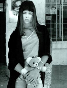 Barbieri_Vogue_Italia_March_1985_15.thumb.png.6aa72d5577f9fc28633855cdbc41ae5f.png