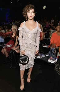 Camren-Bicondova-t-2976021.jpg