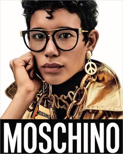 Dilone-Moschino-Eyewear-FW18-02-620x775.thumb.jpg.b3160abaeafcfa75816d256b6eeec537.jpg