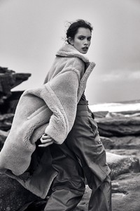 ELLE-Indonesia-August-2018-Zoe-Barnard-by-Jeremy-Choh-17.thumb.jpg.10536fd74d206f22d3fdecf13a7876b0.jpg