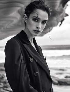 ELLE-Indonesia-August-2018-Zoe-Barnard-by-Jeremy-Choh-3.thumb.jpg.11d66e23e6e23f69bd734d14a5360aea.jpg