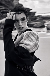 ELLE-Indonesia-August-2018-Zoe-Barnard-by-Jeremy-Choh-5.thumb.jpg.b8e1202c7ba80462091694ab77c91695.jpg