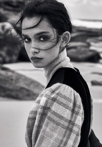 ELLE-Indonesia-August-2018-Zoe-Barnard-by-Jeremy-Choh-6.thumb.jpg.48de45cfc2336a413f1749a89f90ee39.jpg