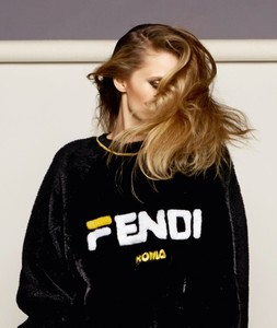 Fendi-Fall-Winter-2018-Campaign11.thumb.jpg.58cfe967d4a01b4f20b0f30b2c58bb91.jpg