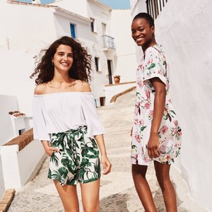 HM-Summer-Prints-2018-Lookbook03.thumb.jpg.e797f66a42ccd198c48678df7cbc32c1.jpg