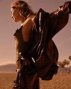 Harpers-Bazaar-Czech-Paige-Reifler-Andreas-Ortner-12.thumb.jpg.b666f578c4692b35d09be227fb0972aa.jpg
