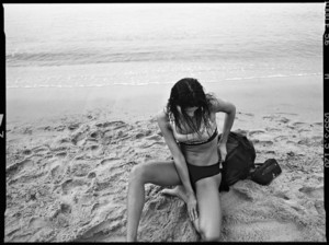 Isabeli-Fontana-Beach-Photos03.thumb.jpg.c48cb436117109f4273f52214961dc87.jpg
