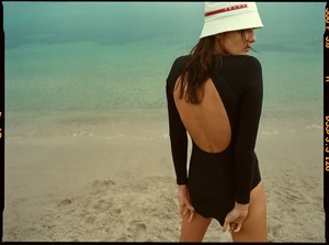 Isabeli-Fontana-Beach-Photos04.thumb.jpg.a04d3bf4352f01ffb000f56247711a65.jpg