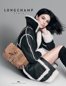 Kendall-Jenner-Longchamp-FW18-01-620x803.thumb.jpg.3e6588c1da189417c2c257ee015287f1.jpg