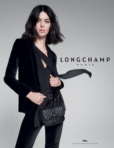 Kendall-Jenner-Longchamp-FW18-02-620x803.thumb.jpg.80e1b0bed8a102ad1c7d41ec6617dc0e.jpg
