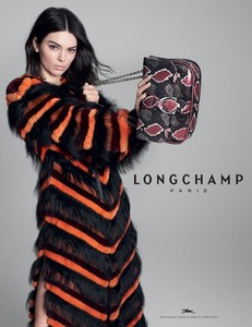Kendall-Jenner-Longchamp-FW18-03-620x803.thumb.jpg.f703e0455725475bcb2a4ab3dfe2391d.jpg