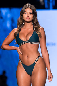 MIKOH-Miami-Swim-Week-31.thumb.jpg.4312874651eaa3c14492397298889d80.jpg