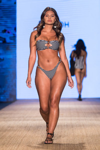 MIKOH-Miami-Swim-Week-45.thumb.jpg.70fbfae9228e2a14bcc85ba22d293741.jpg