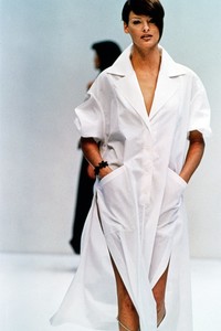 PRADA-SPRING-1993-RTW-50-LINDA-EVANGELISTA-CN10033967.thumb.jpg.608ec6e900f30ad08cb00cf5edd619ac.jpg