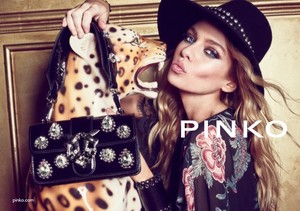 Pinko-Fall-Winter-2018-Campaign04.thumb.jpg.5606c3d3e8a4f1ef41ccaea76bf3fd93.jpg