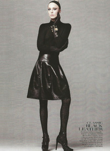 VOGUEUSAUG200911.thumb.jpg.7cde6bf06fac11d0689665c3e0014181.jpg