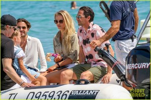 adrien-brody-natasha-poly-club-55-03.jpg