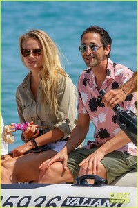 adrien-brody-natasha-poly-club-55-05.jpg