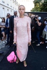 adwoa-aboah-arrives-at-vogue-dinner-party-in-paris-07-03-2018-2.thumb.jpg.97808d2b0041f89aa1dd44587c4c212d.jpg